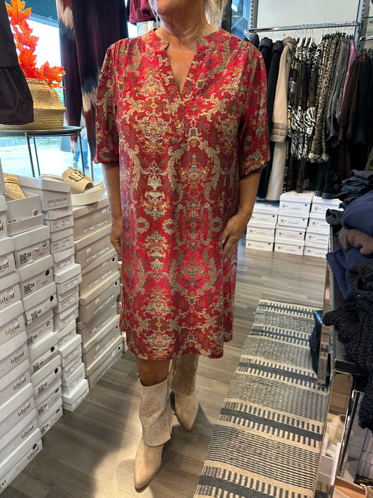 Kuviollinen mekko punainen