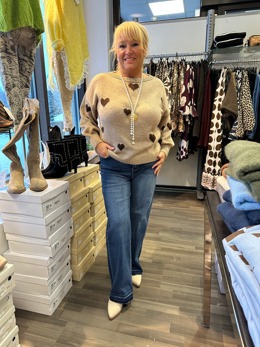 Leveälahkeinen farkku rispatuilla lahkeilla