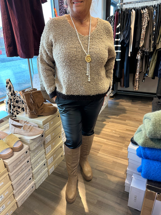 Kaksivärinen bouclee neule beessi