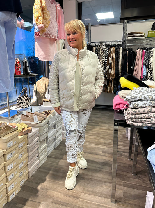 Kevyt toppatakki beessi