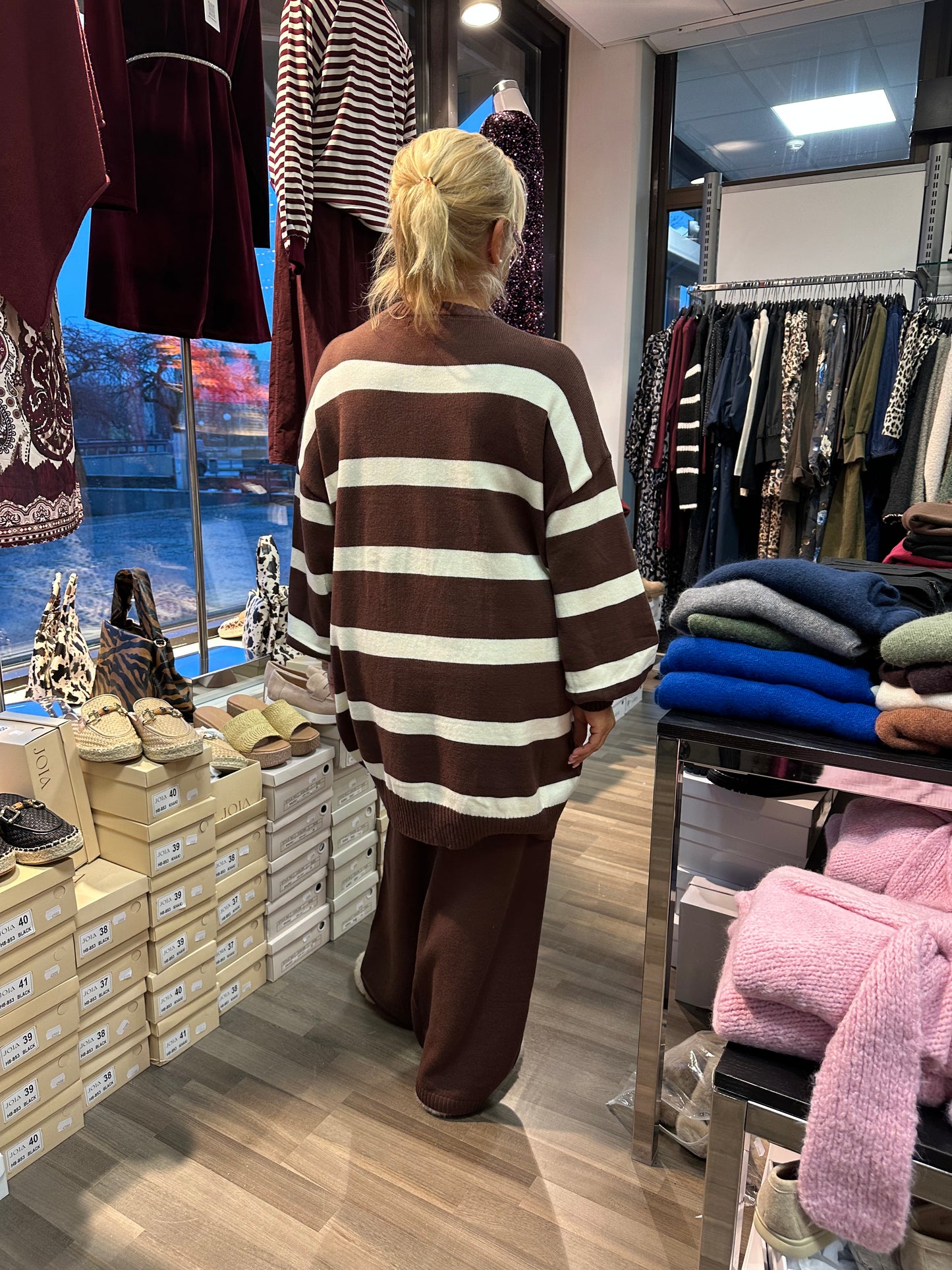 Plussize neuleasu ruskea