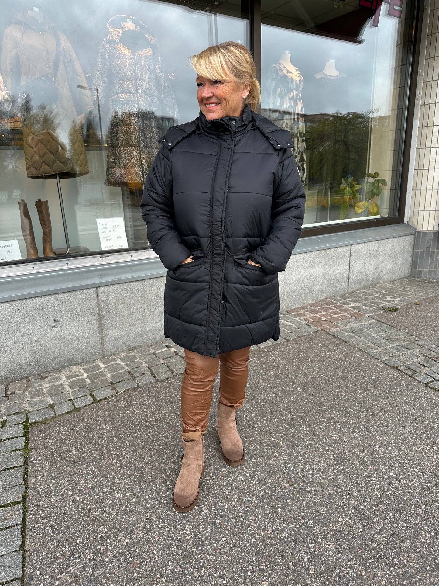 Midimittainen toppatakki musta