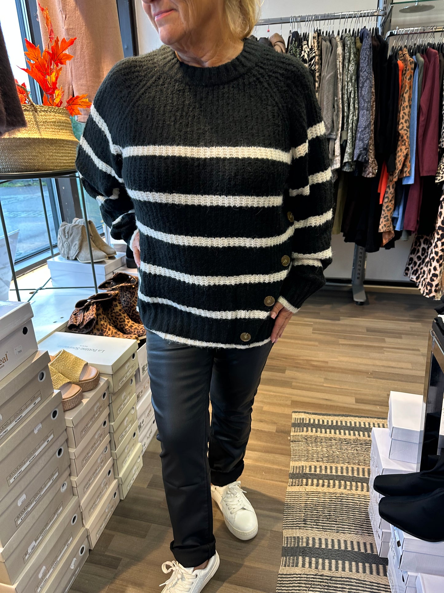 Raidallinen neulepusero napeilla