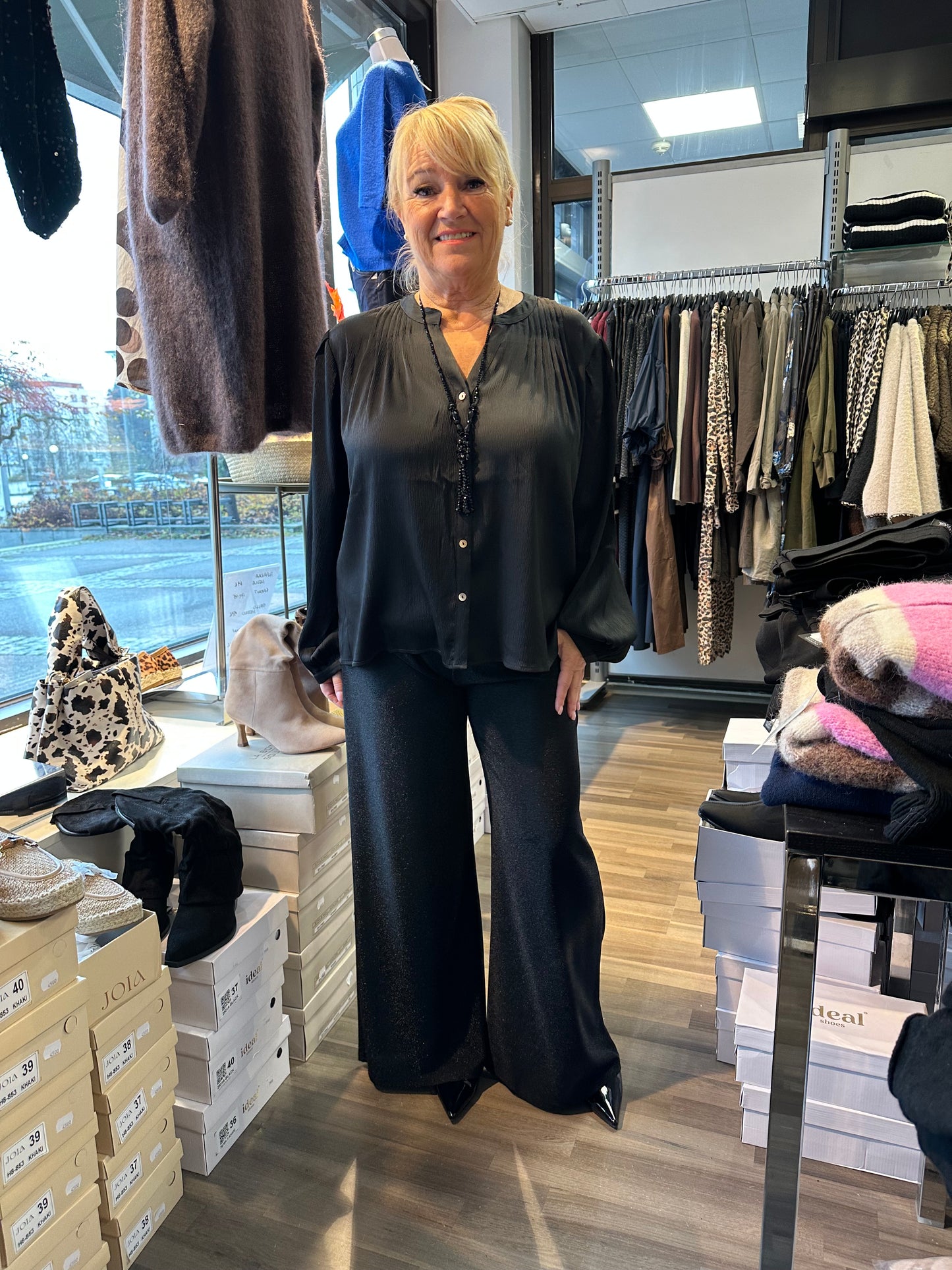 Leveälahkeiset kiiltävät lurex housut musta