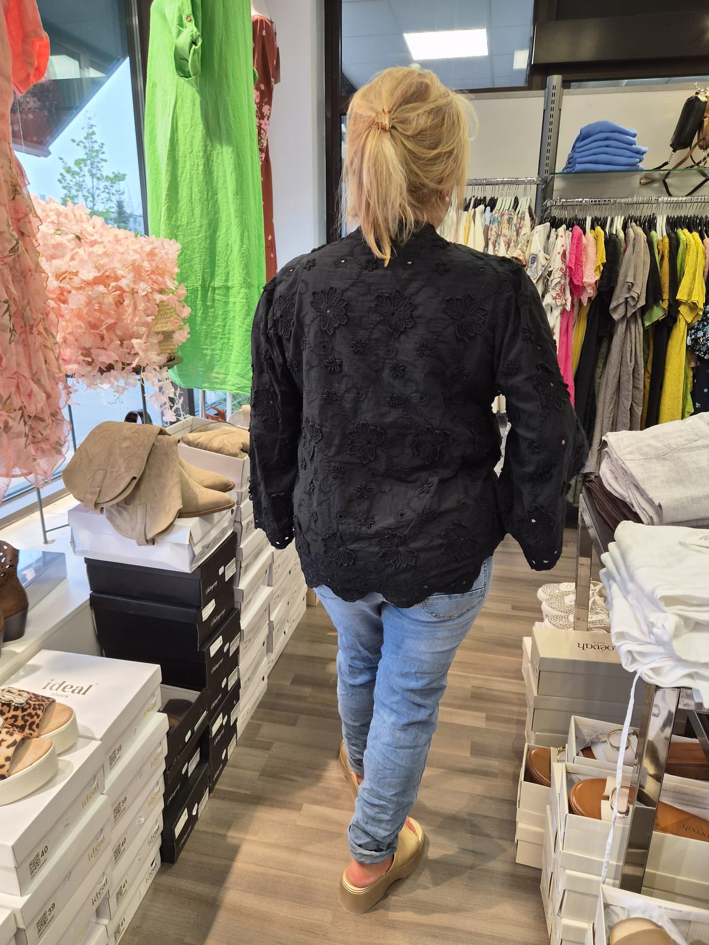 Brodeerattu pusero (3 väriä)