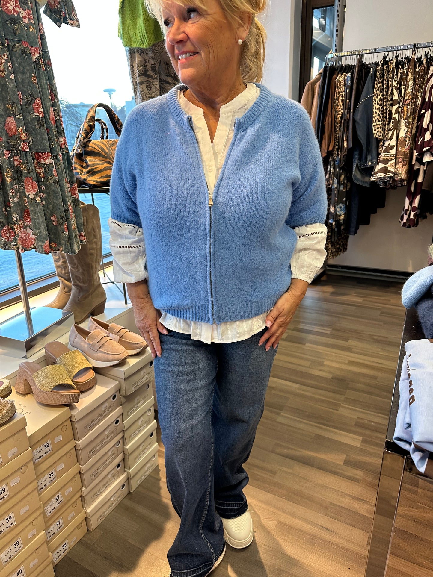 Lyhythihainen neuletakki vetoketjulla sininen