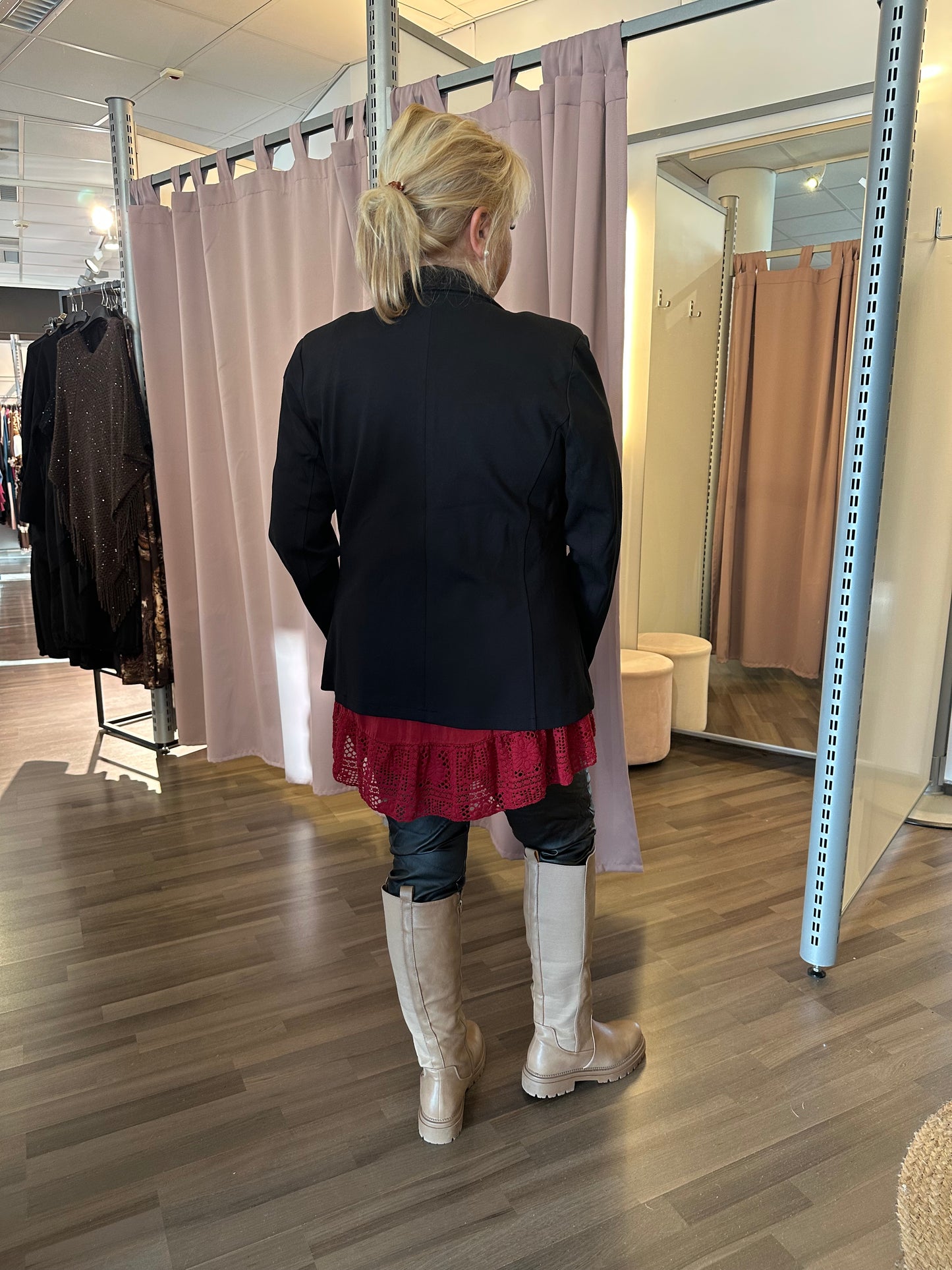 Klassinen jakku musta