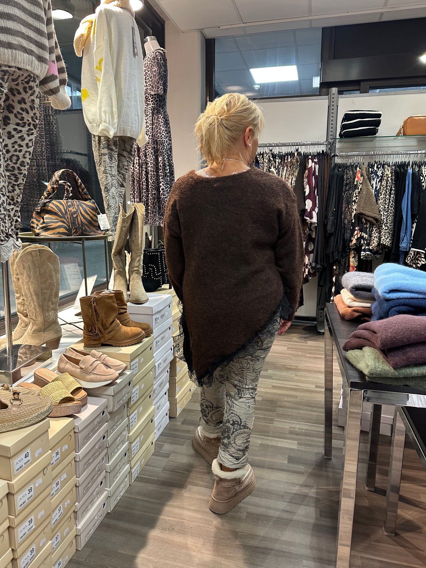 Neulepusero epäsymmetrisellä pitsihelmalla ruskea