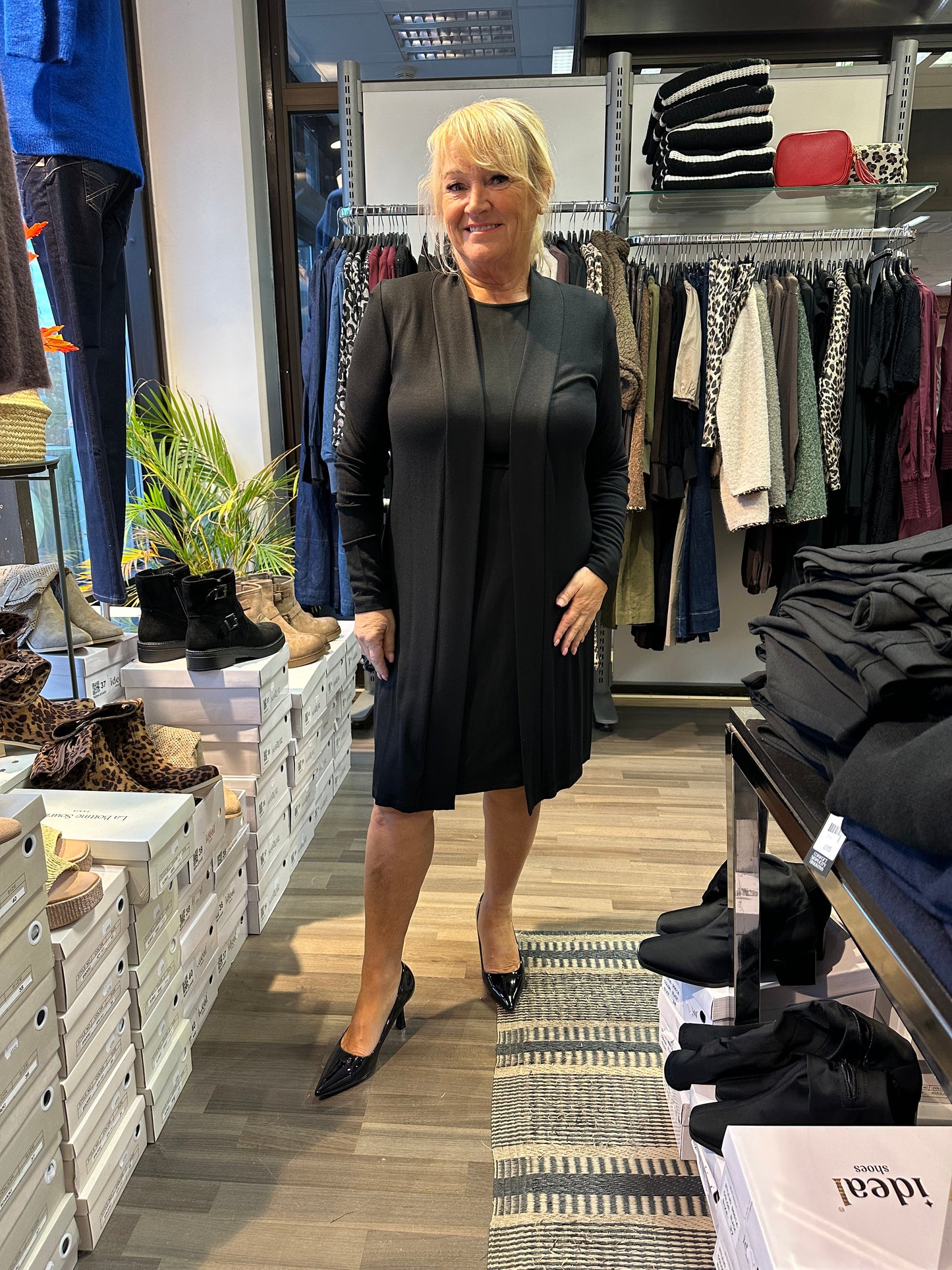 Hienoneuloksinen neuletakki