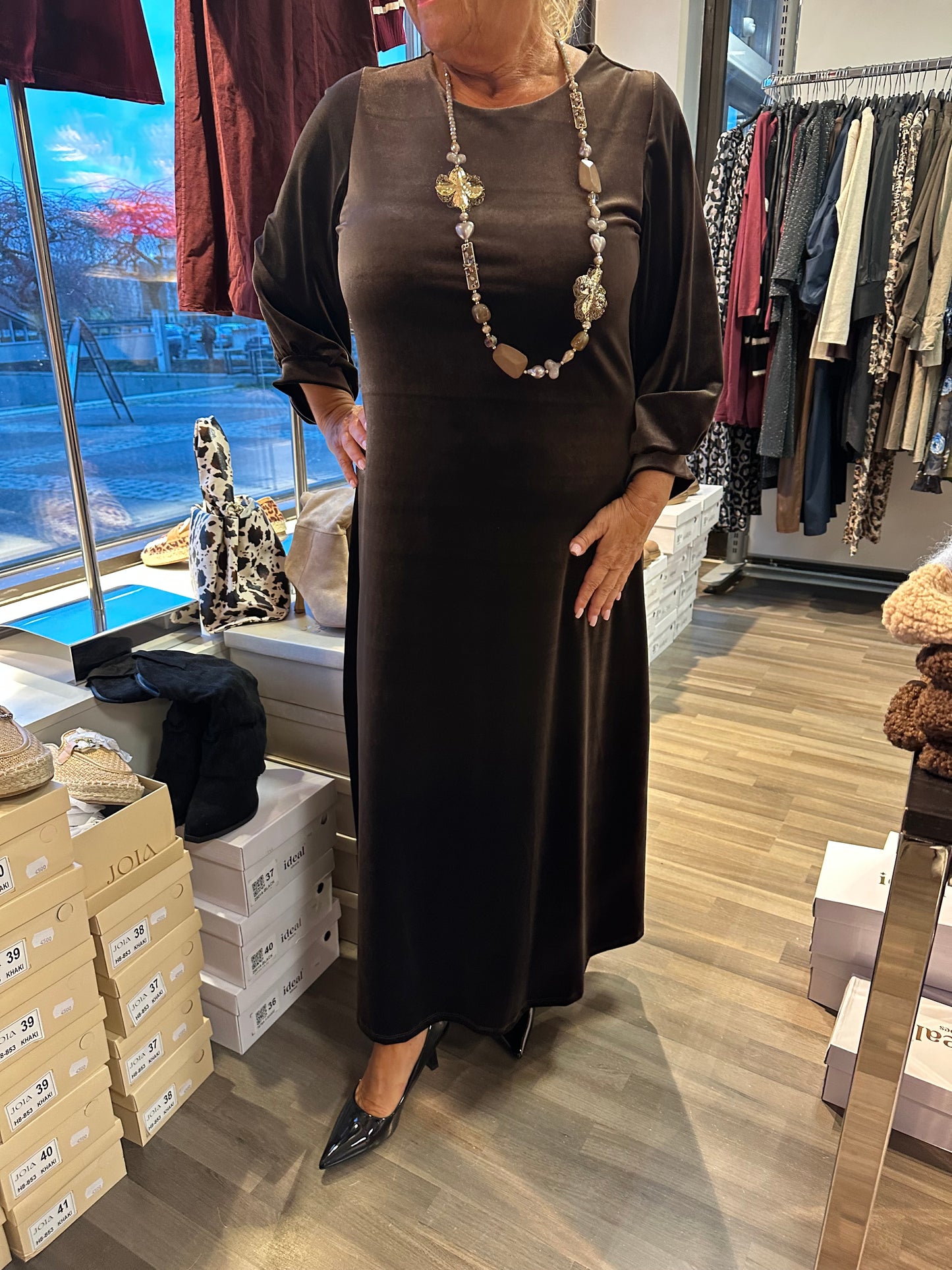 Pitkä samettiveluurimekko ruskea