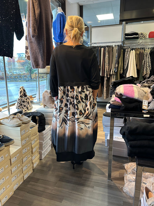 Trikoomekko satiinihelmalla eläin