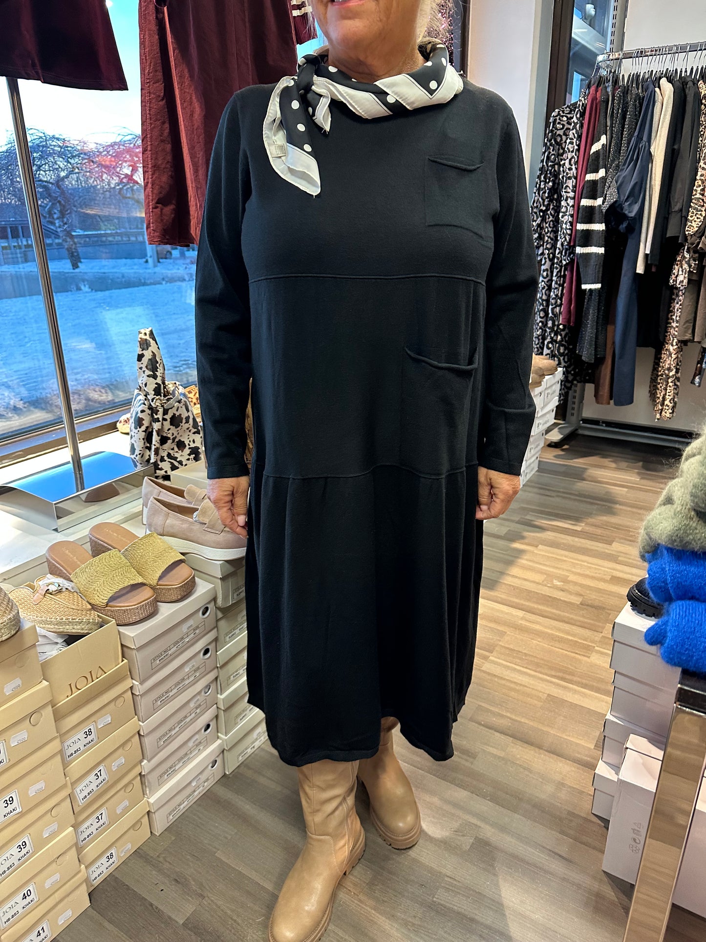 Midimittainen neulemekko Pocket musta