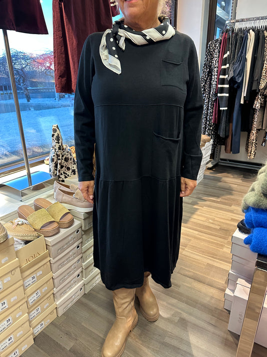 Midimittainen neulemekko Pocket musta