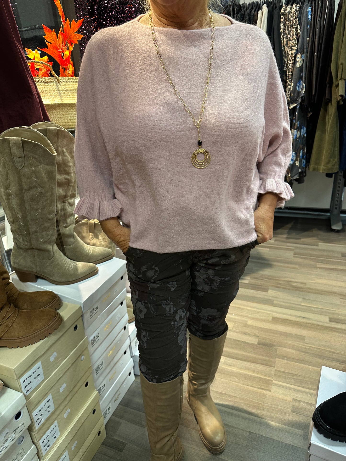 Neule frillahihoilla vanha roosa