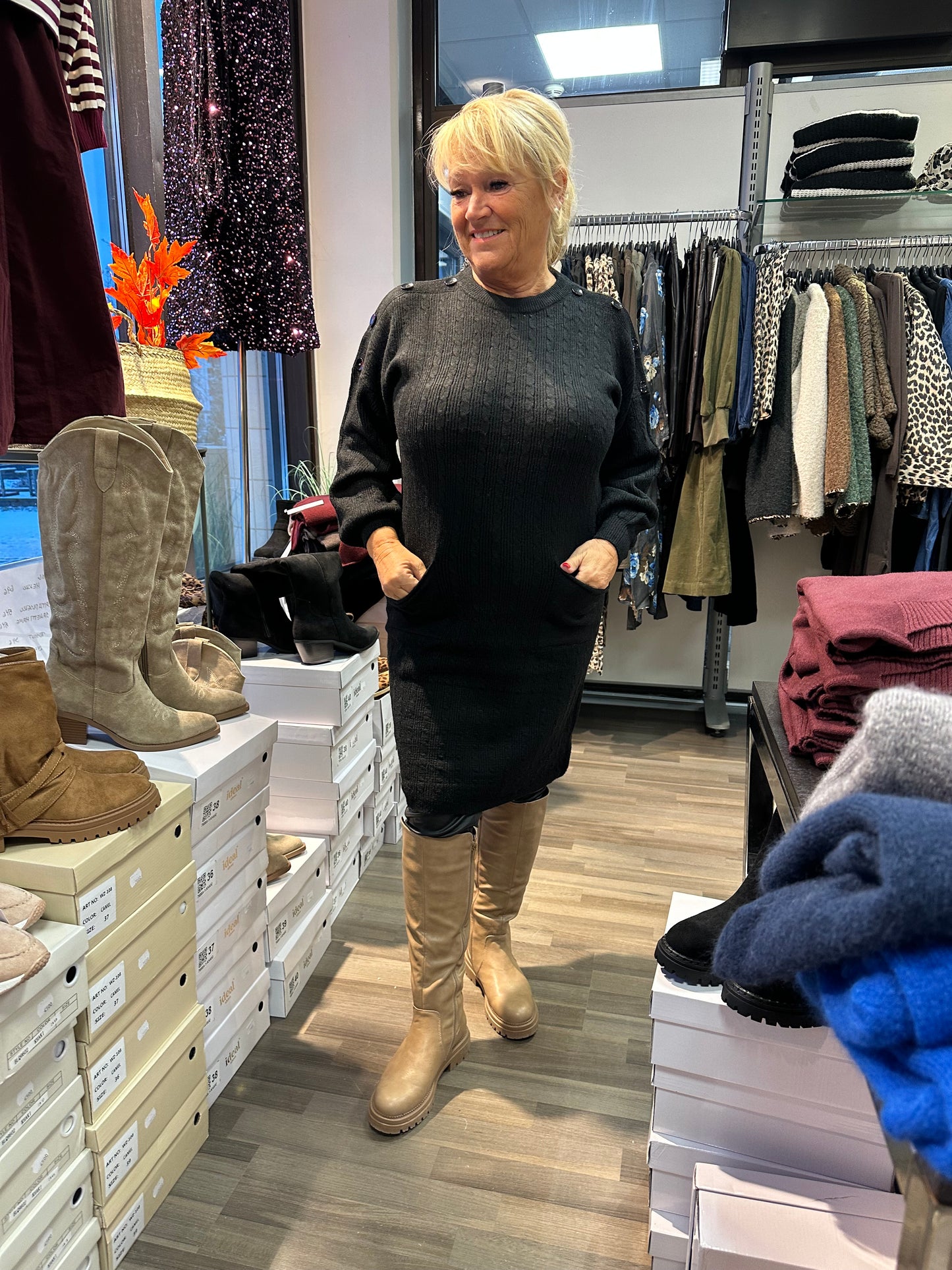 Neuletunika/mekko musta