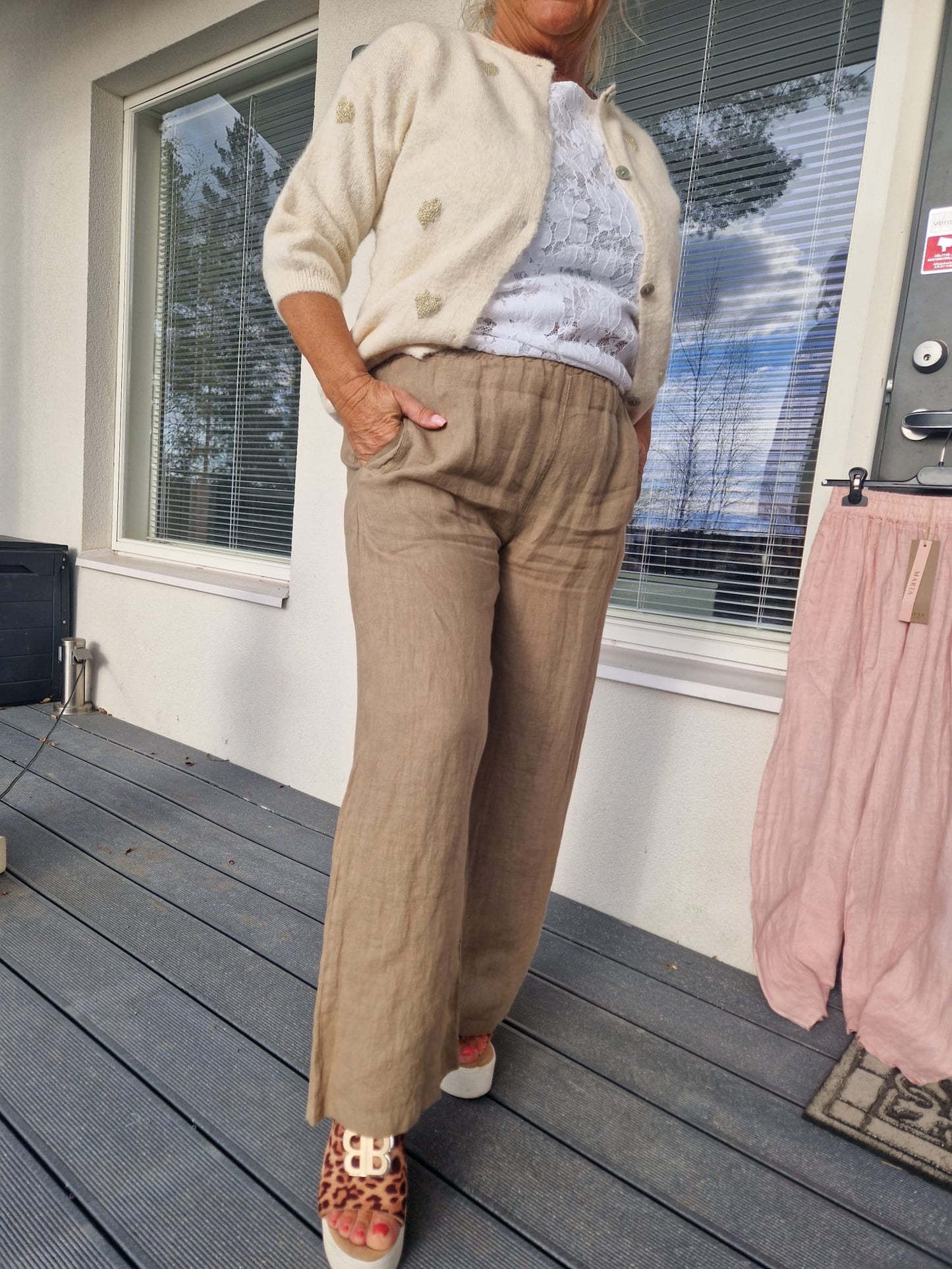 Leveälahkeinen pellavahousu Coloniale