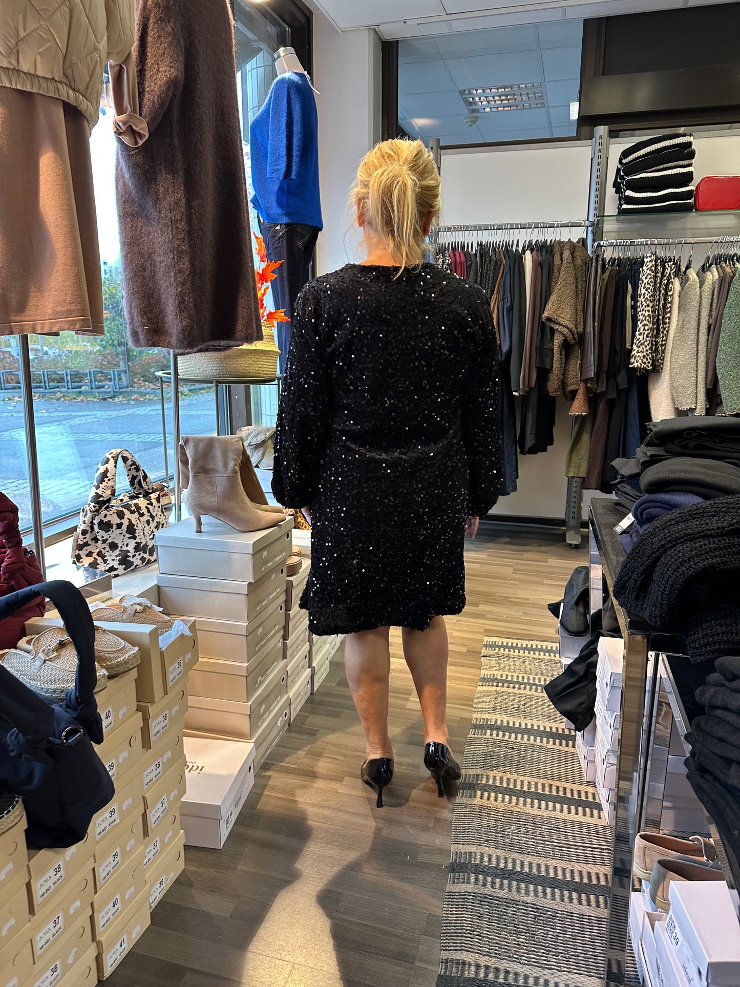 Samettinen paljettimekko musta