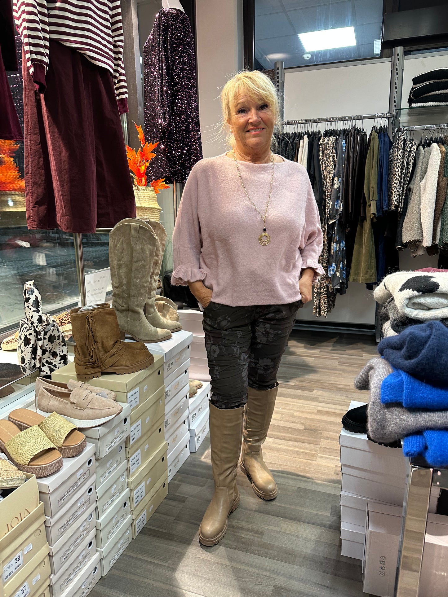 Neule frillahihoilla vanha roosa