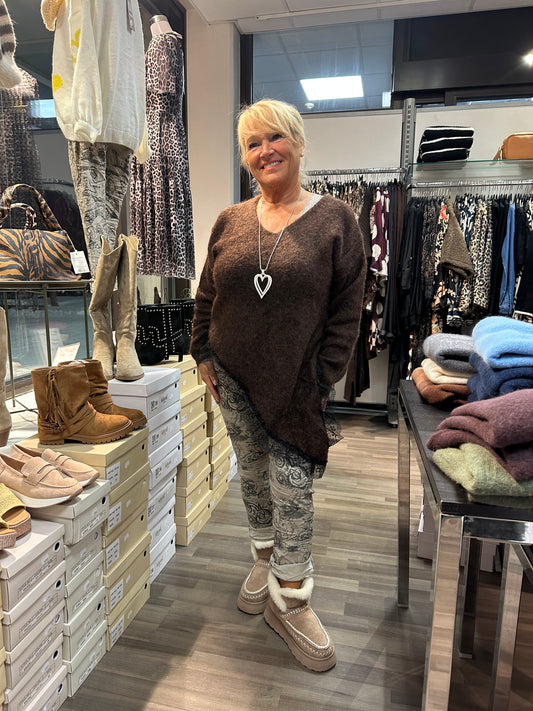 Neulepusero epäsymmetrisellä pitsihelmalla ruskea