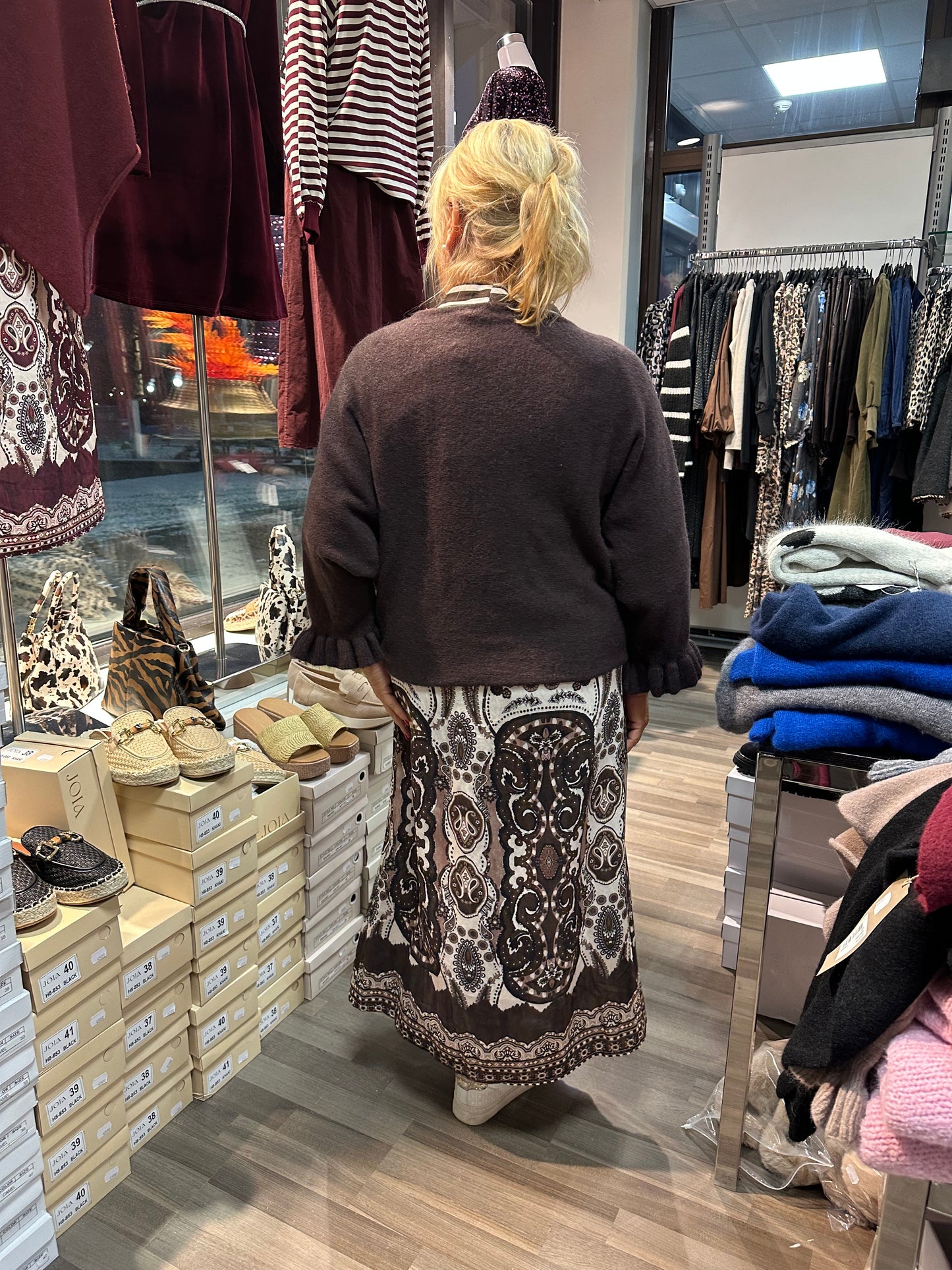 Neule frillahihoilla ruskea