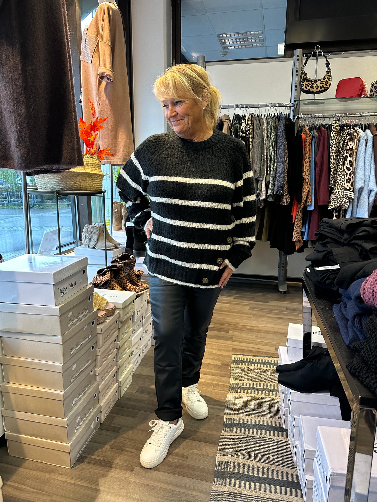 Raidallinen neulepusero napeilla