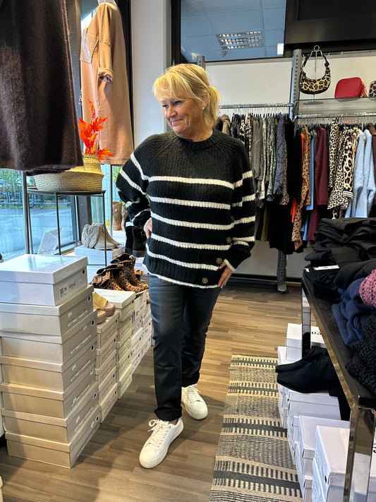 Raidallinen neulepusero napeilla