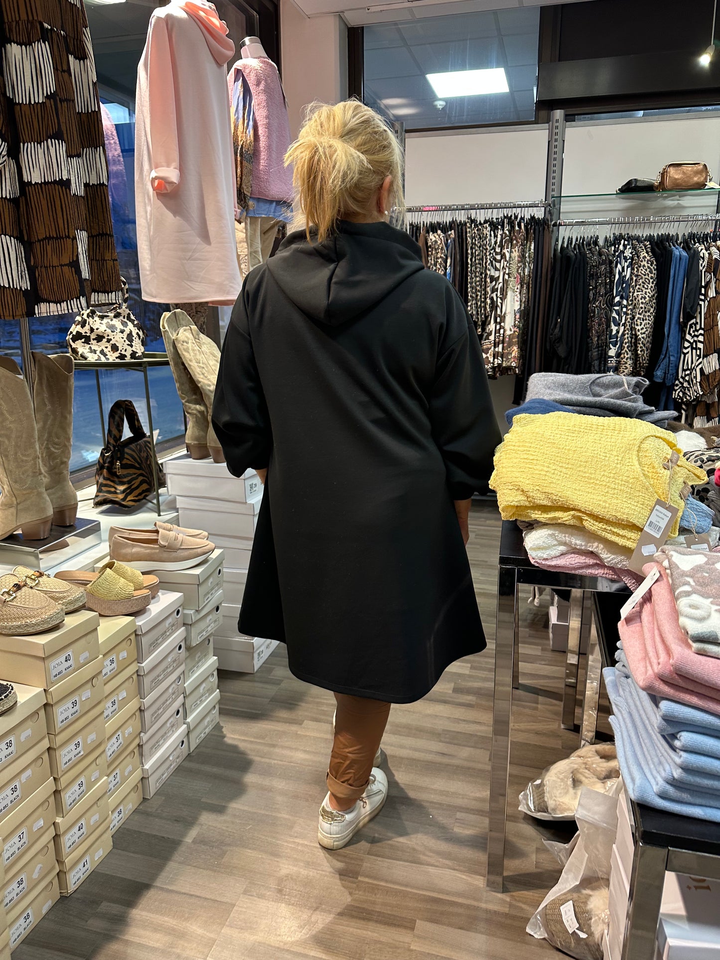 Collegetunika/mekko LA musta