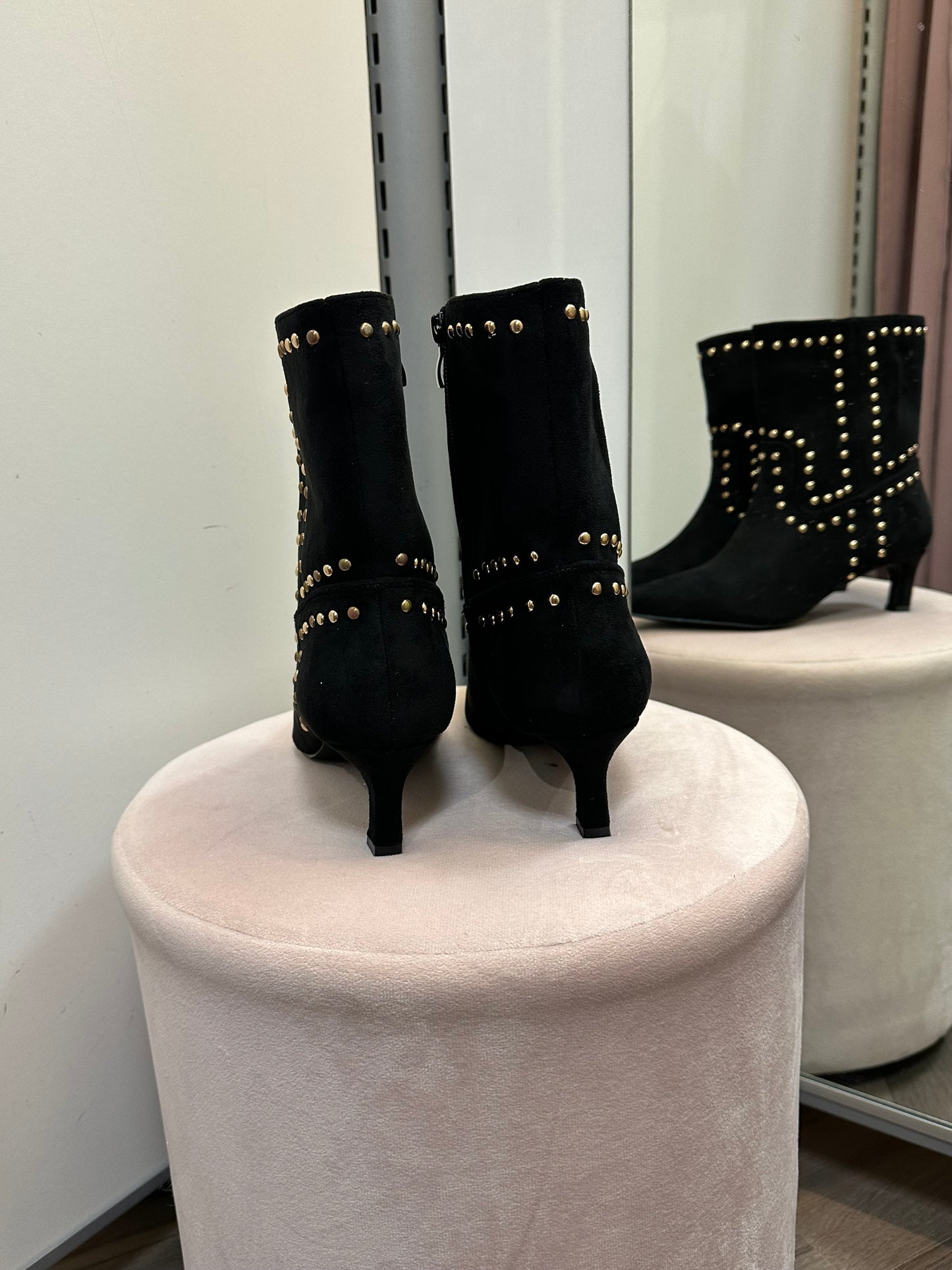 Nilkkurit niittikoristeilla