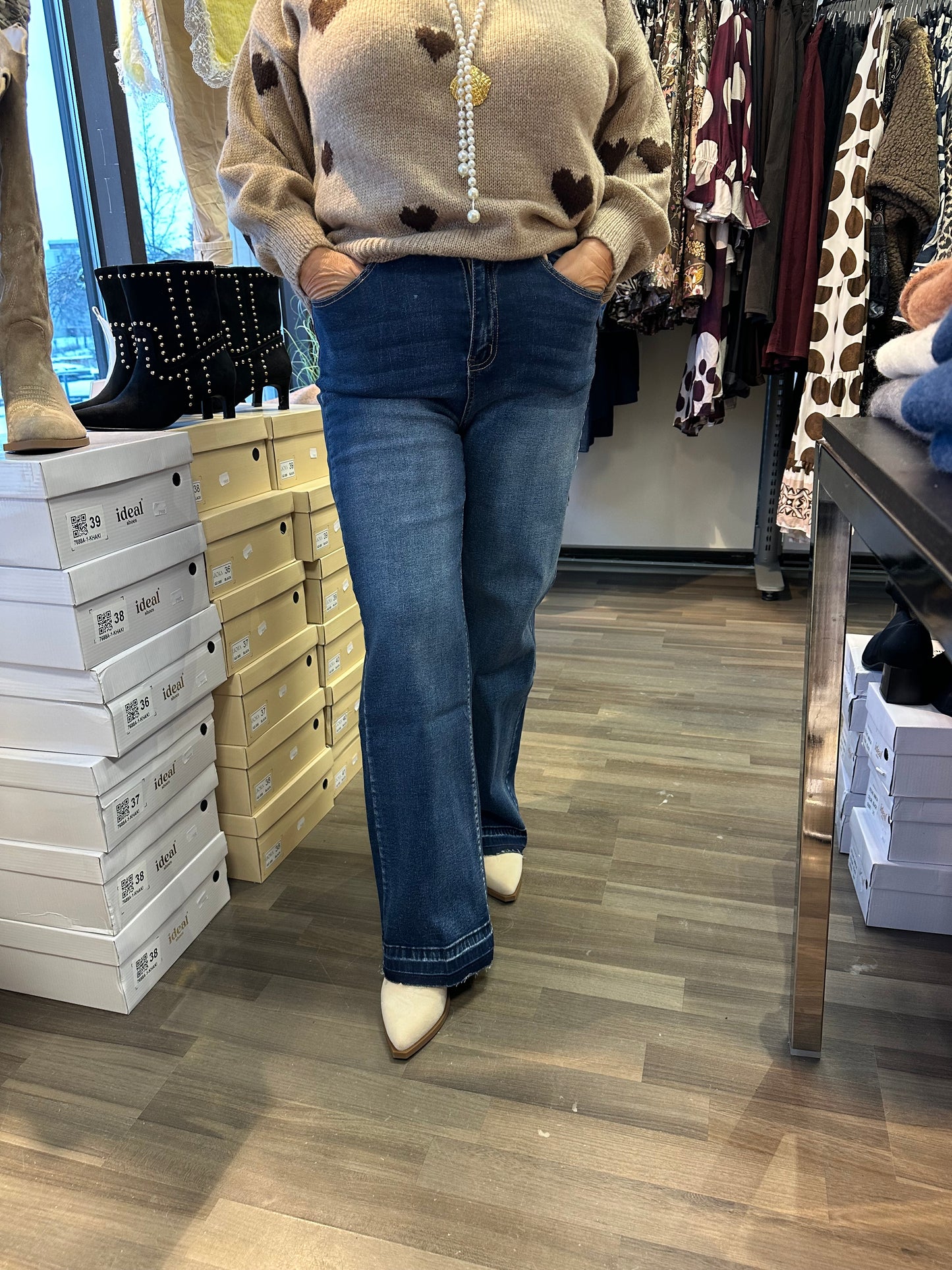 Leveälahkeinen farkku rispatuilla lahkeilla