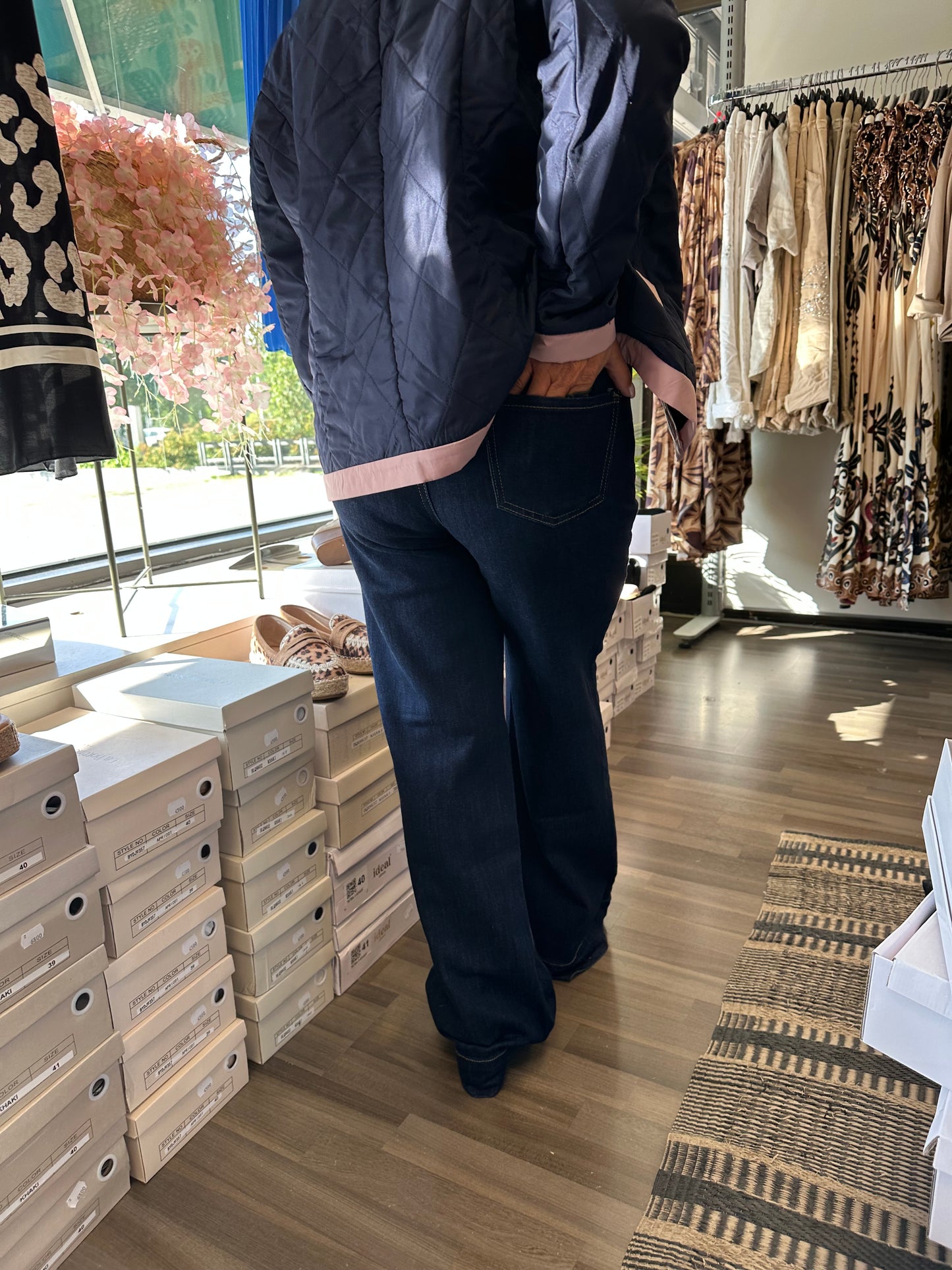 Leveälahkeiset farkut