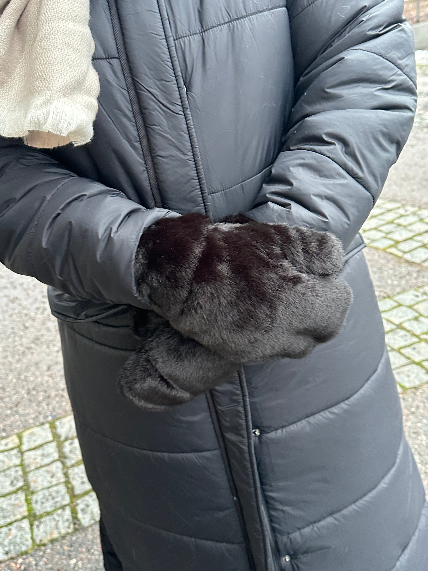 Pörrölapaset musta