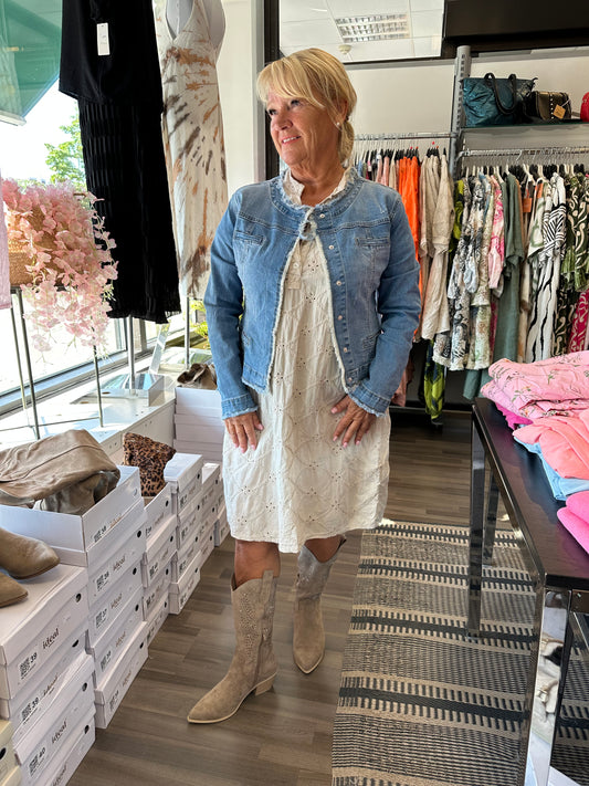 Farkkutakki rispatuilla reunoilla