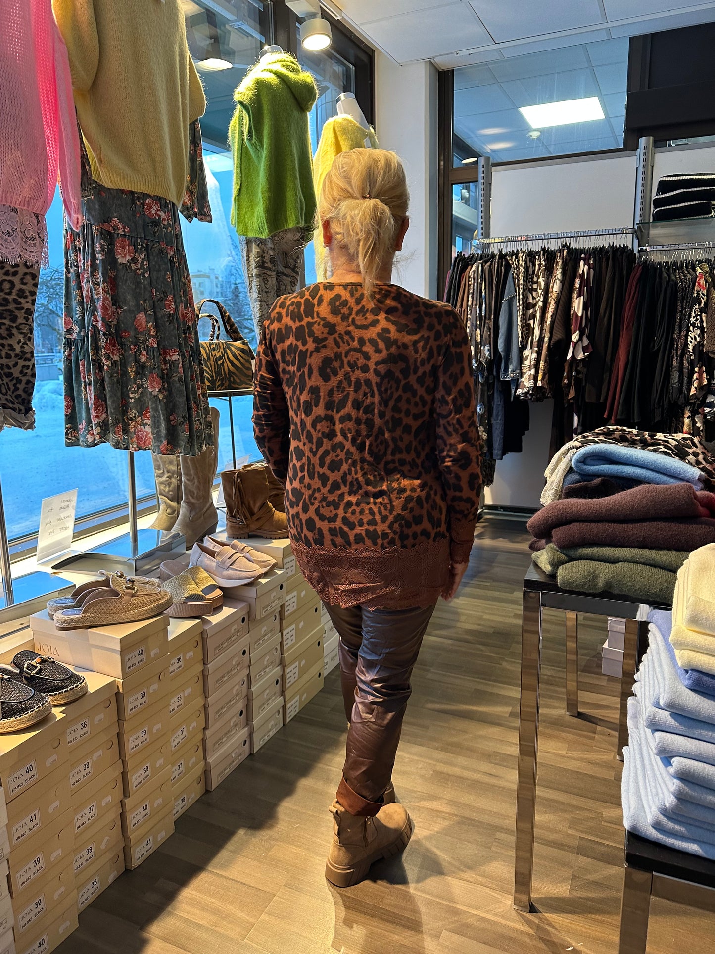 Leo toppi pitsillä ruskea