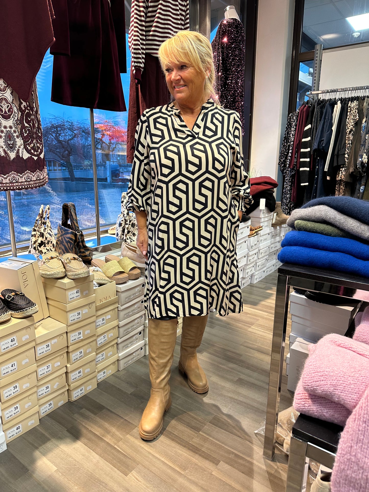 Kuviollinen mekko musta/beessi