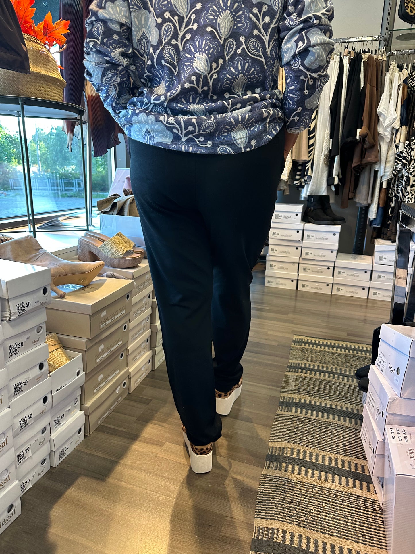 Kapealahkeiset siistit housut