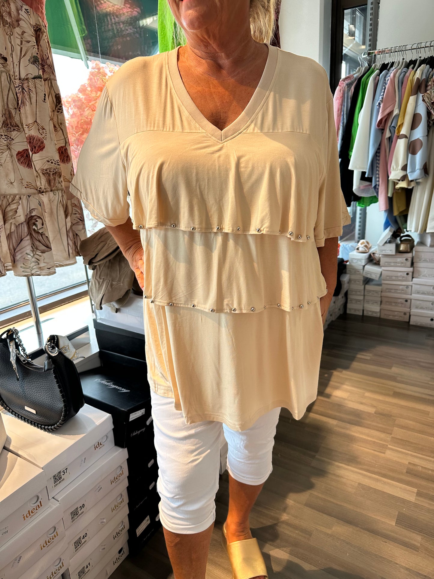 Plussize joustava tunika niittikoristeilla (musta, valkoinen, beessi)
