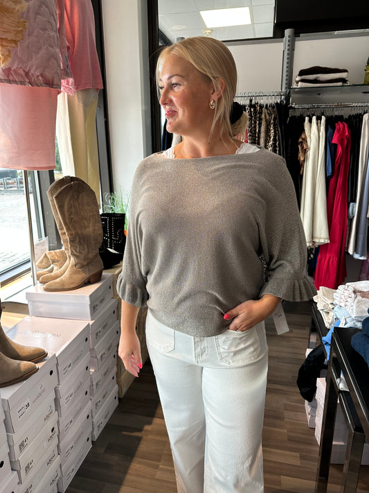 Kimaltava frillahihainen neulepusero taupe