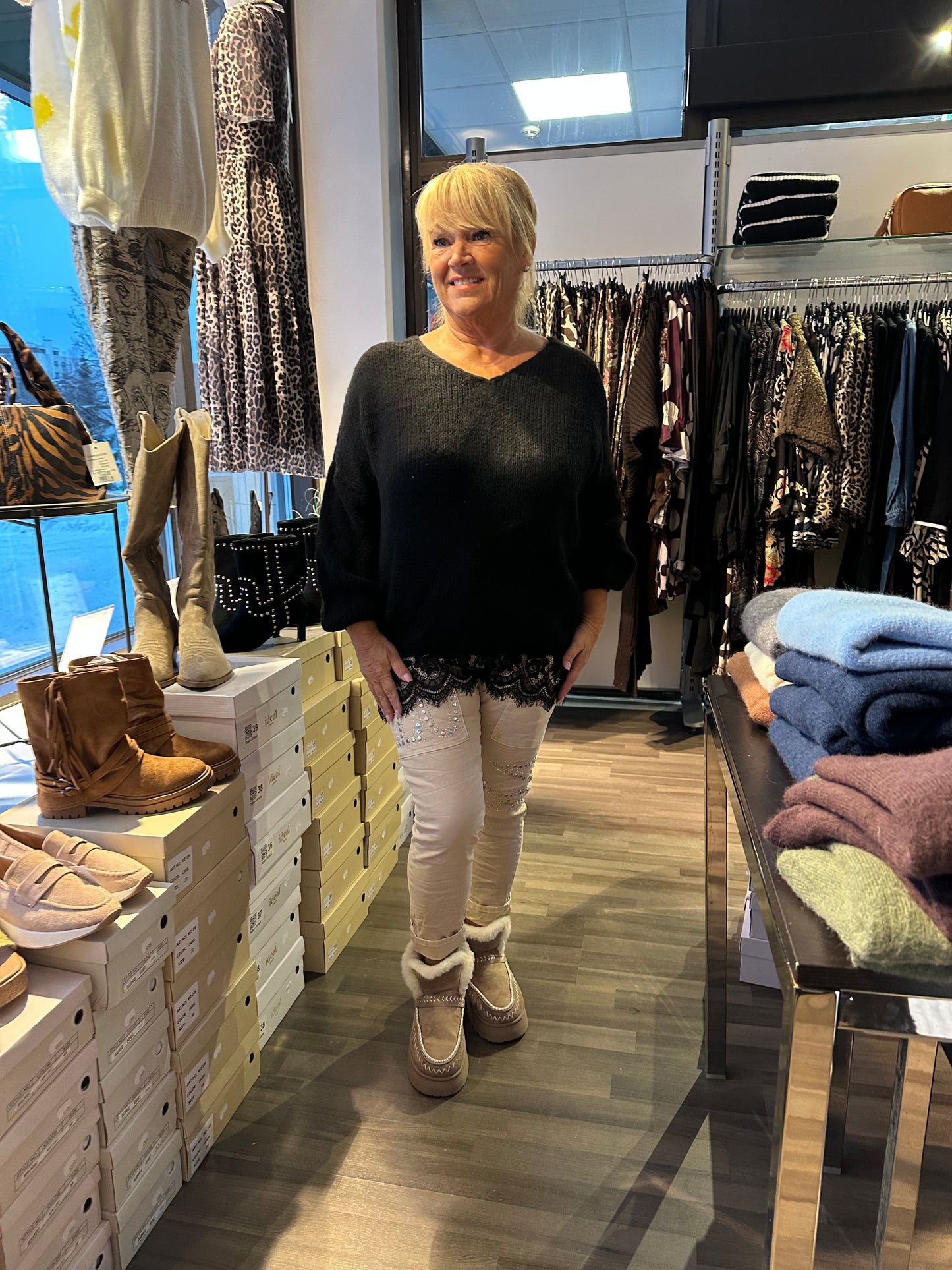 Pitsihelmainen neule musta