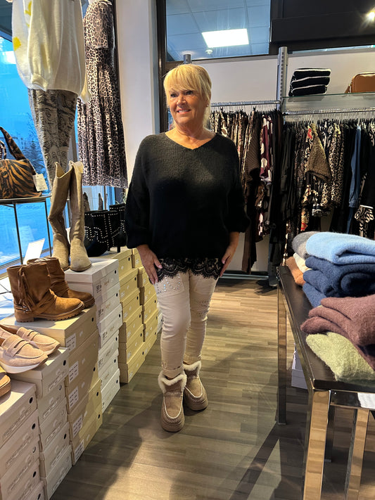 Pitsihelmainen neule musta