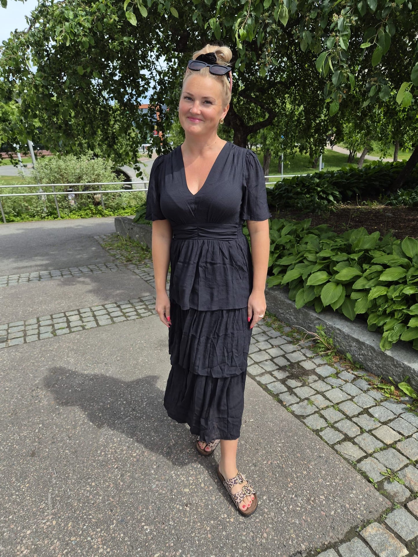 Sifonkinen kerrosmekko (musta ja roosa)