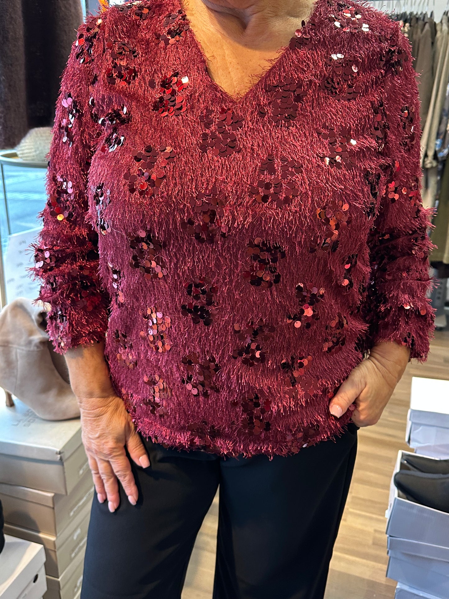 Paljettinen höyhenpusero punainen