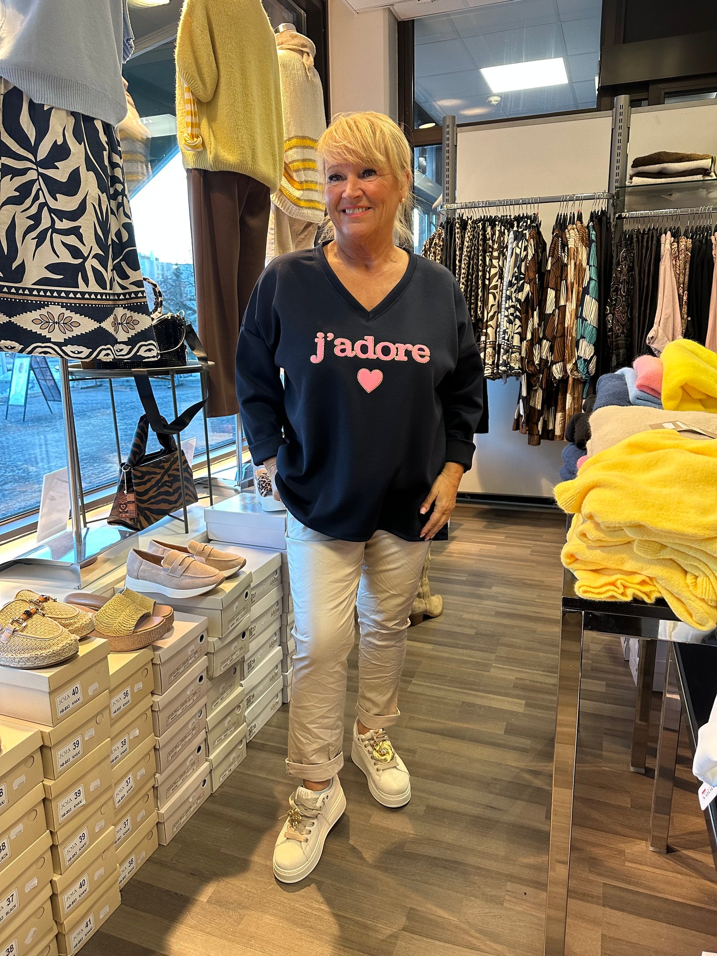 Plussize college v-pääntiellä Jadore tummansininen