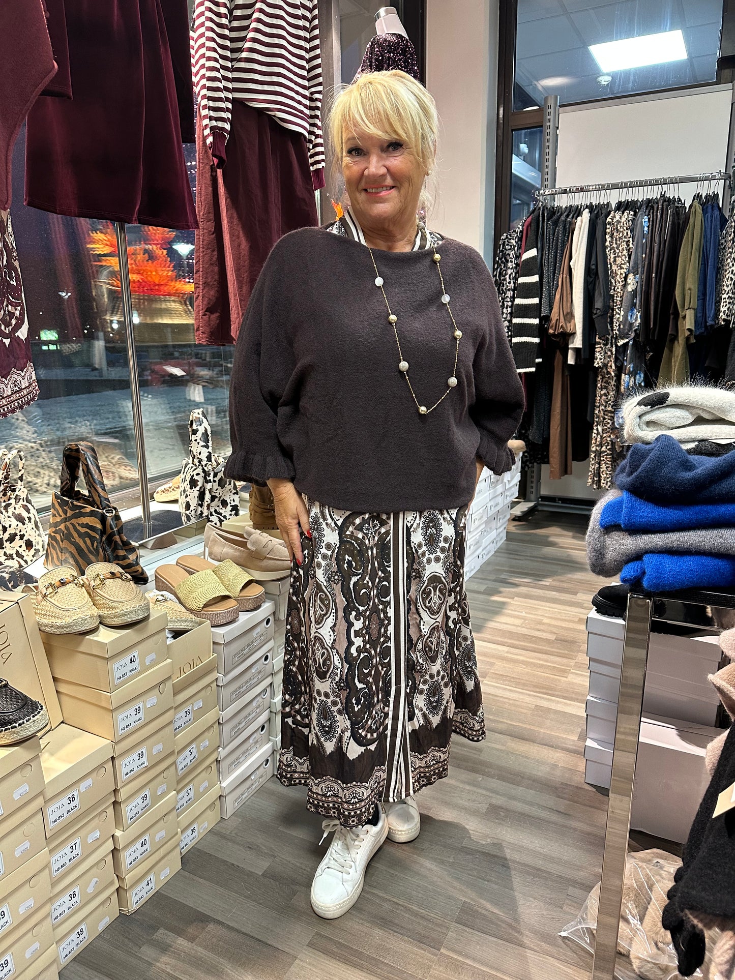 Neule frillahihoilla ruskea