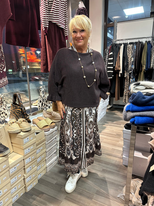 Neule frillahihoilla ruskea