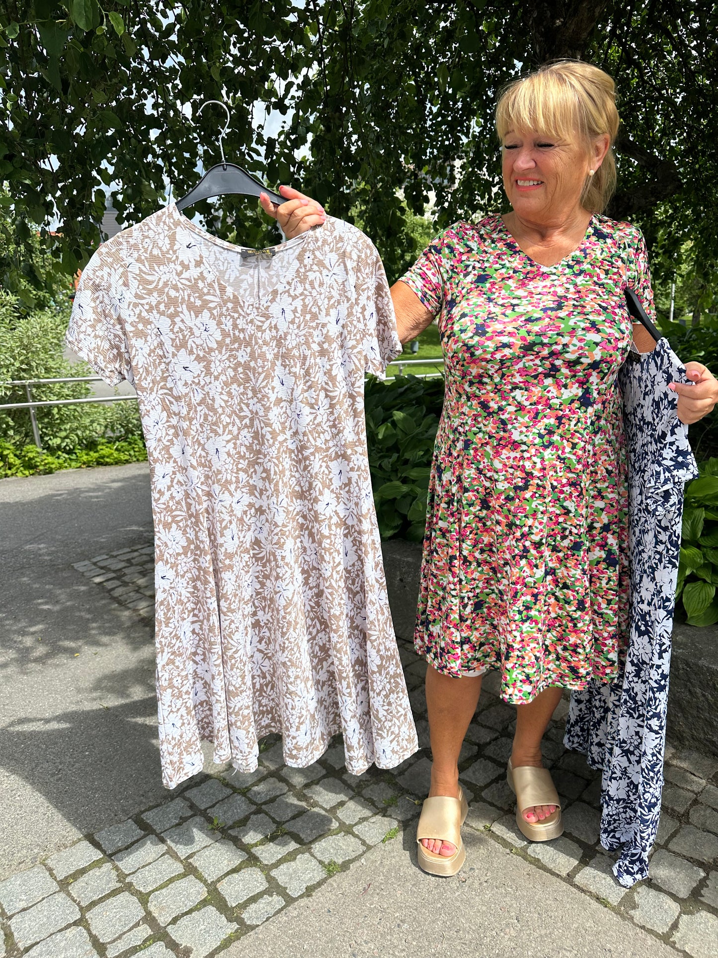 Plussize kellohelmainen mekko (sininen, beessi ja kukallinen)