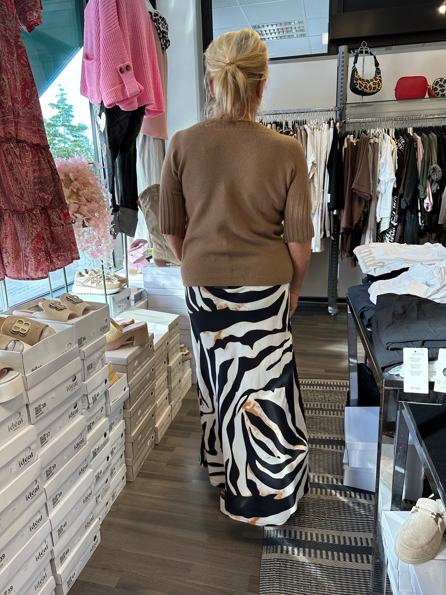 Lyhythihainen neule venepääntiellä kameli