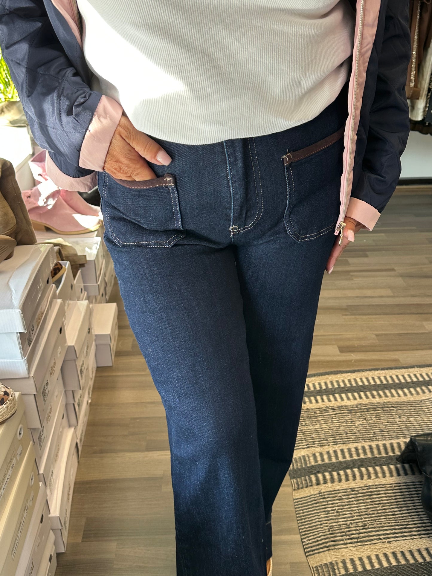 Leveälahkeiset farkut