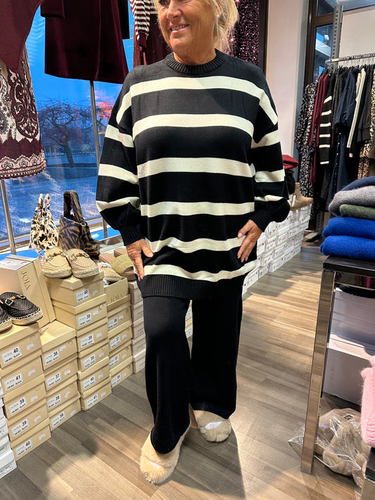 Plussize neuleasu mustavalkoinen