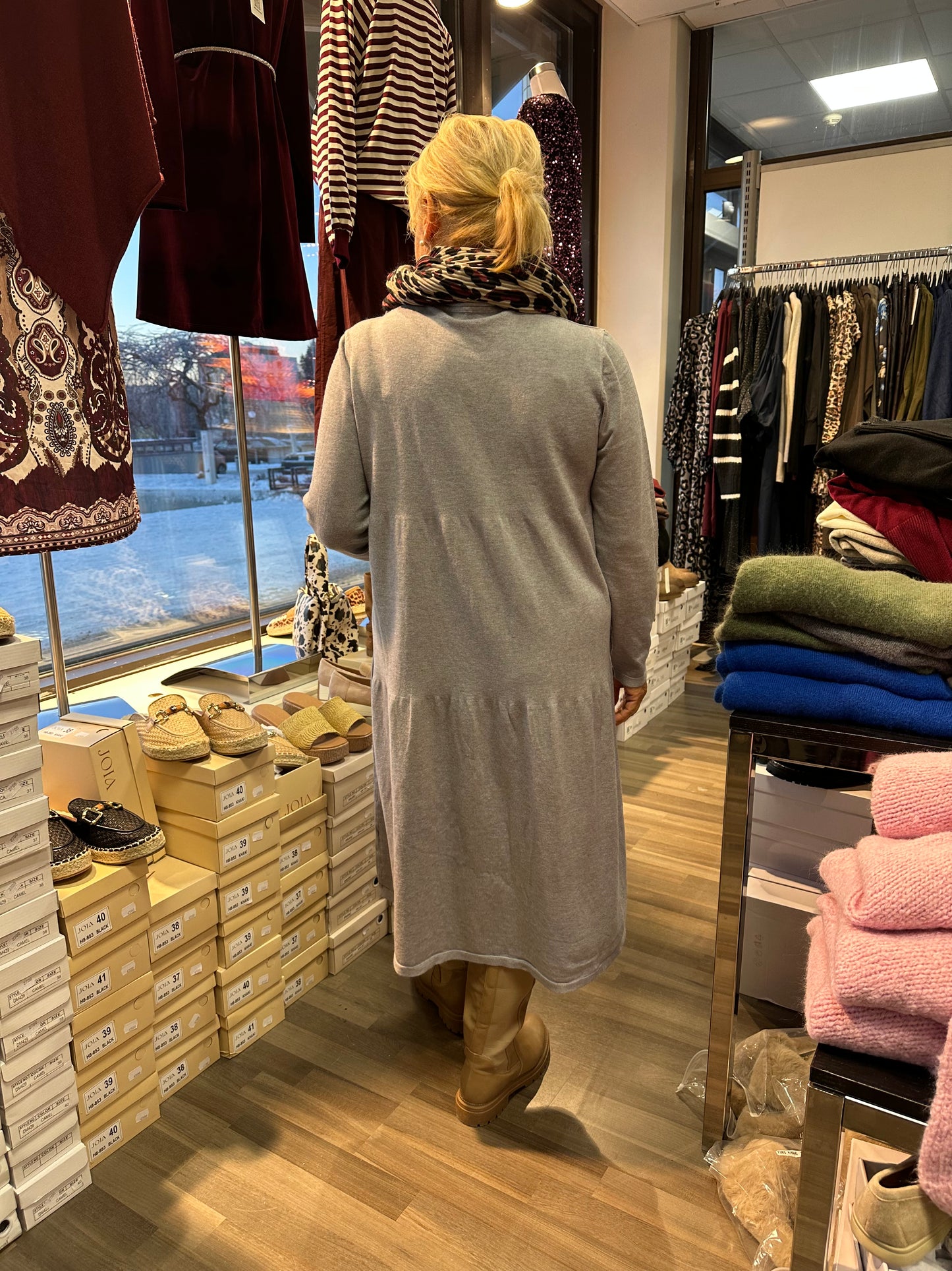 Midimittainen neulemekko Pocket harmaa