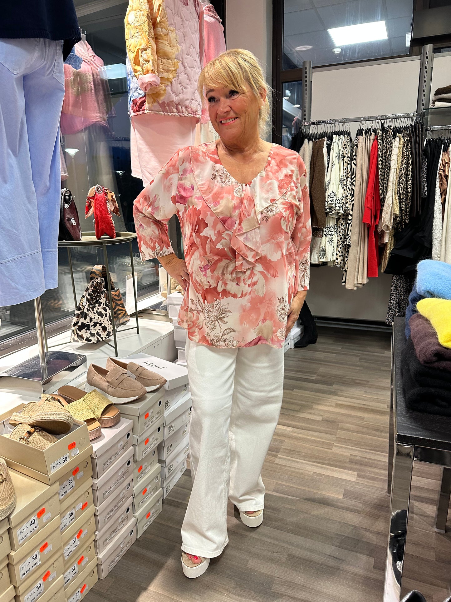 Reilumpi sifonkikukkapusero (4 väriä)